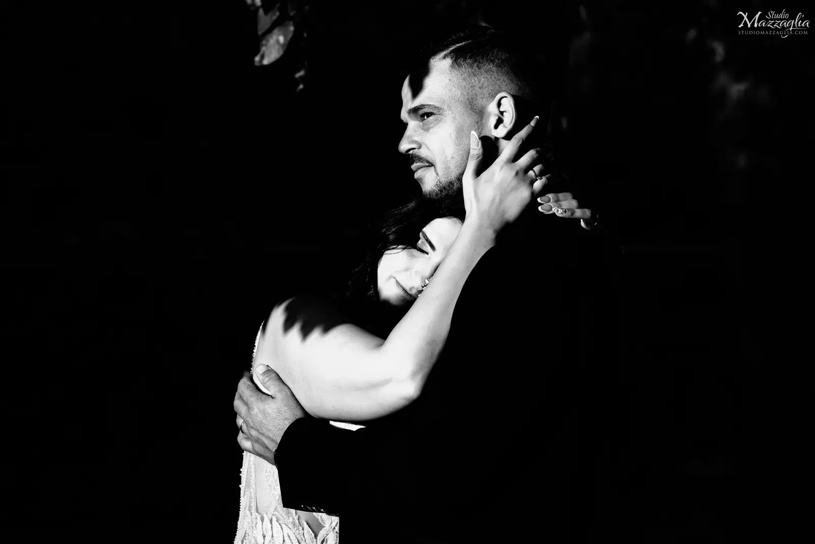 Reportage fotografico matrimonio Palermo: intimo e profondo abbraccio in bianco e nero degli sposi Liliana e Antonino