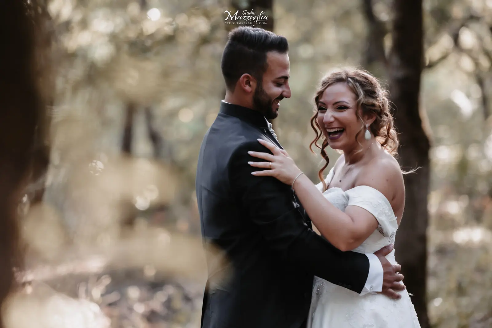Fotografo matrimonio Palermo: sposi Lucia e Antonio ridono felici durante il servizio fotografico naturalistico nel bosco