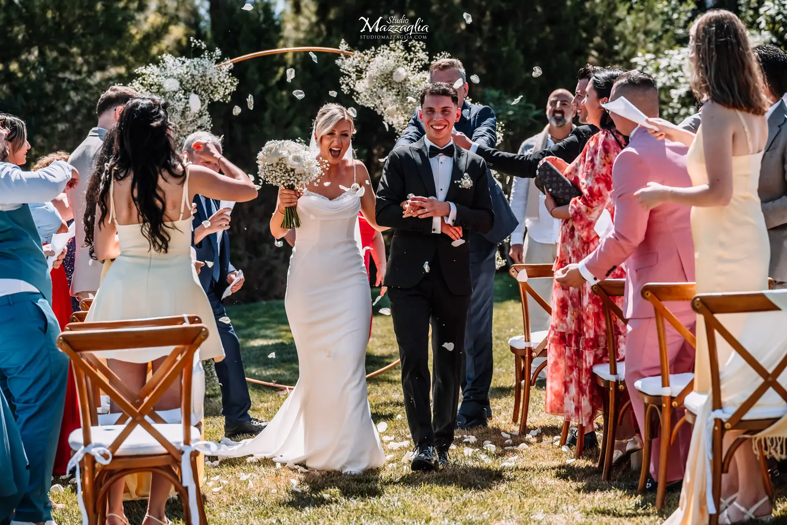 Sposi Emilie e Ozan escono dalla cerimonia civile all'aperto a Ibiza tra il lancio dei petali - Studio Mazzaglia, fotografia matrimonio internazionale.