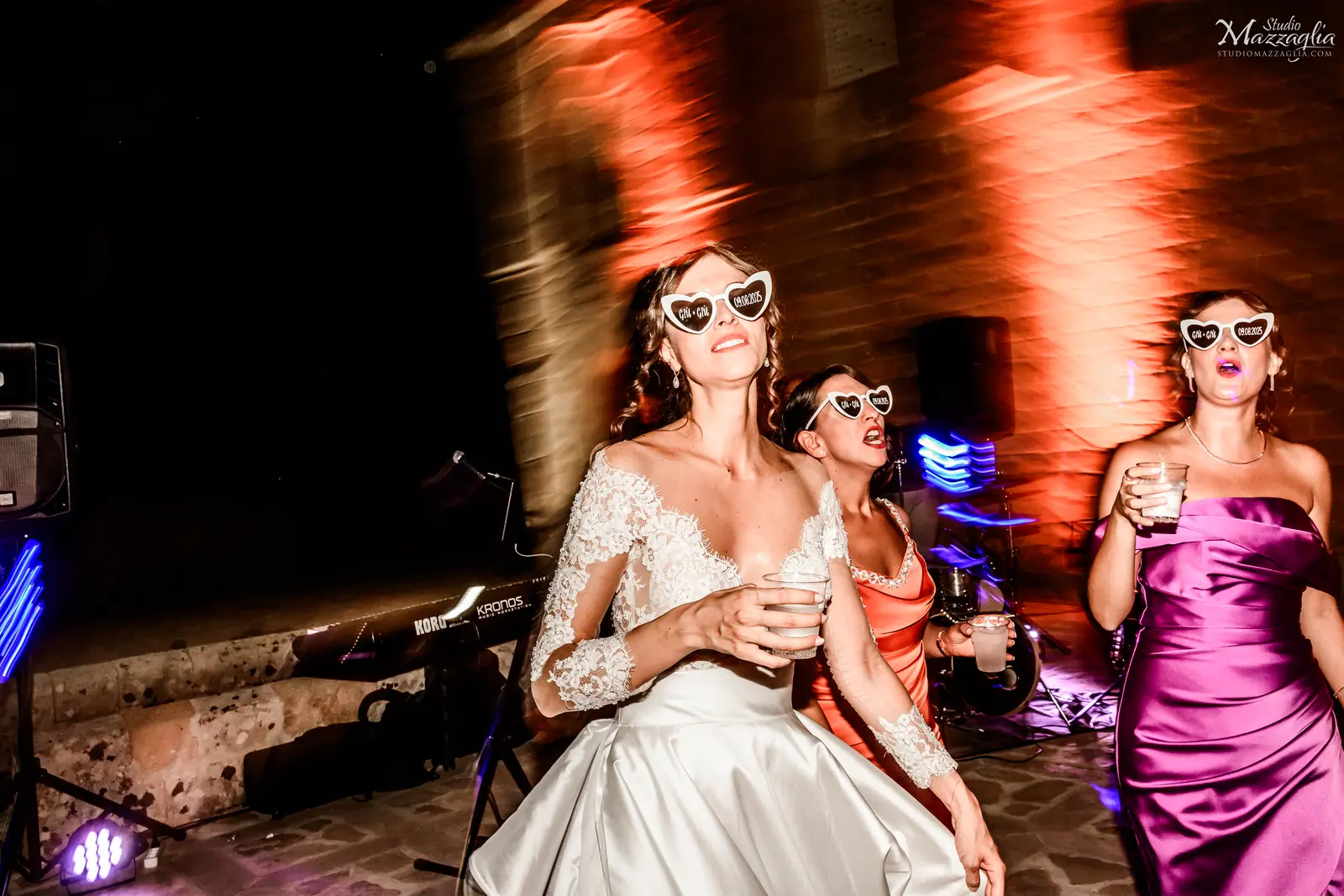 Festa matrimonio Sposa e ospiti ballano con occhiali