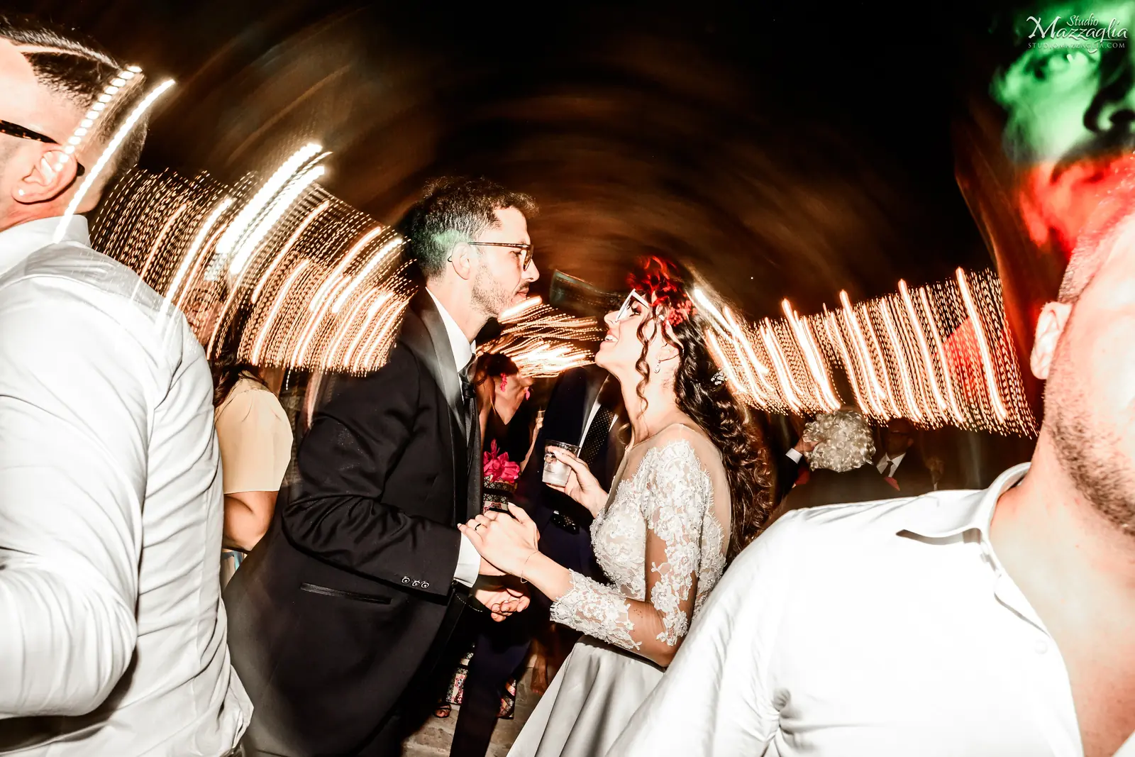 Primo ballo Sposi che ballano con light painting