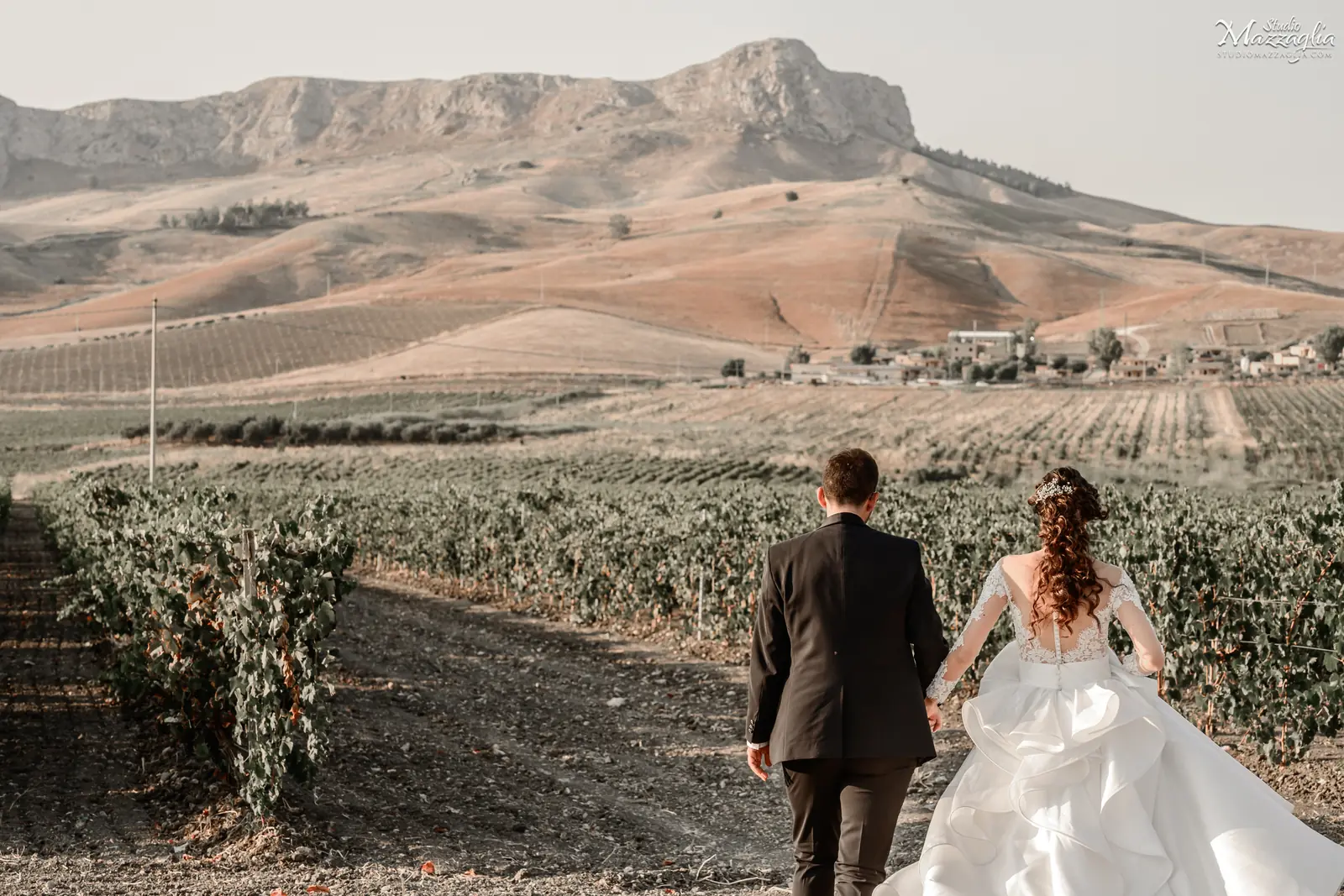 Sposi in vigna Sposi tra i filari delle vigne