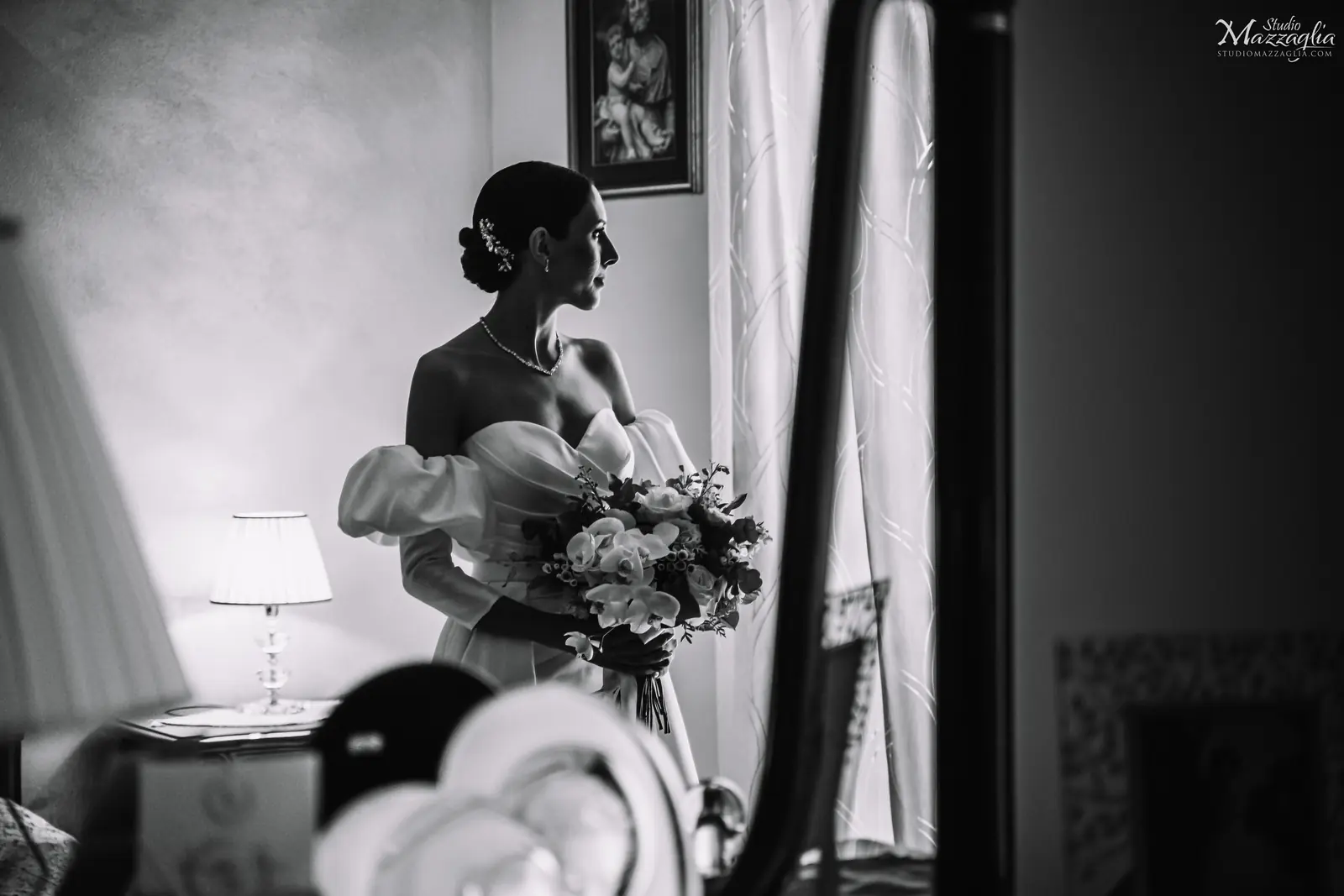 Ritratto sposa allo specchio Ritratto sposa allo specchio