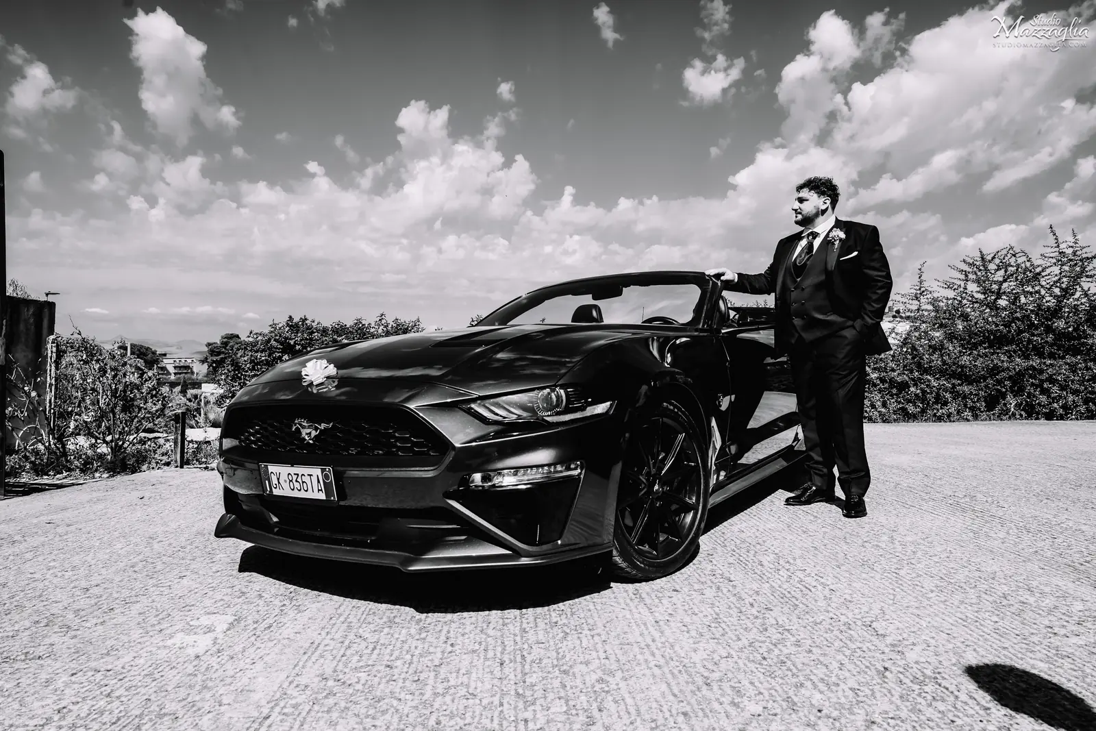 Sposo e Ford Mustang cabriolet