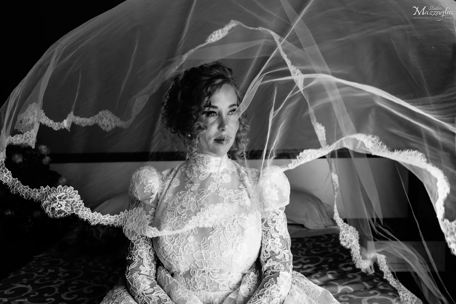 Sposa coperta dal velo