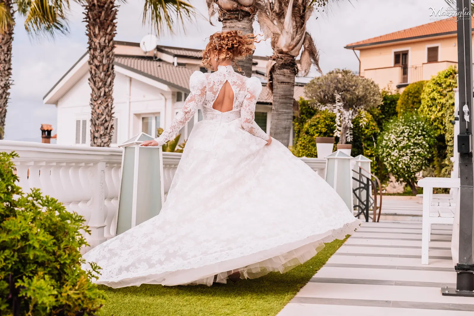 Sposa che fa ruotare l'ampia gonna