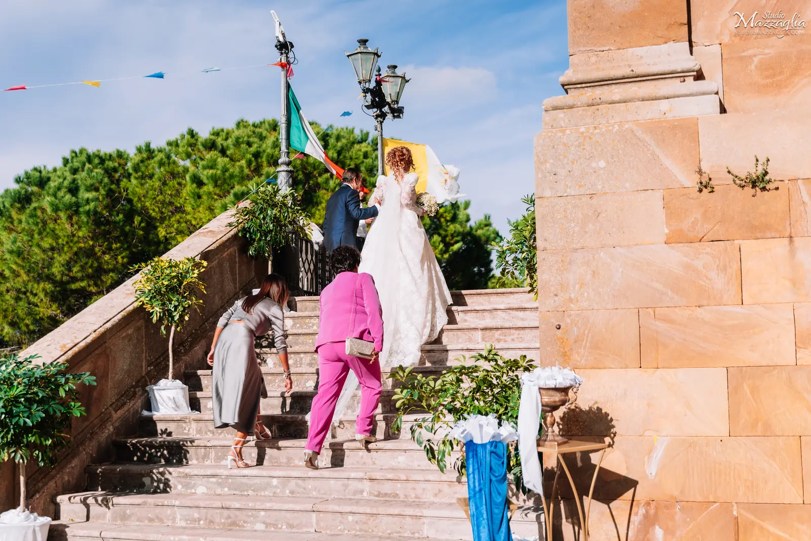 Sposa che sale la scalinata