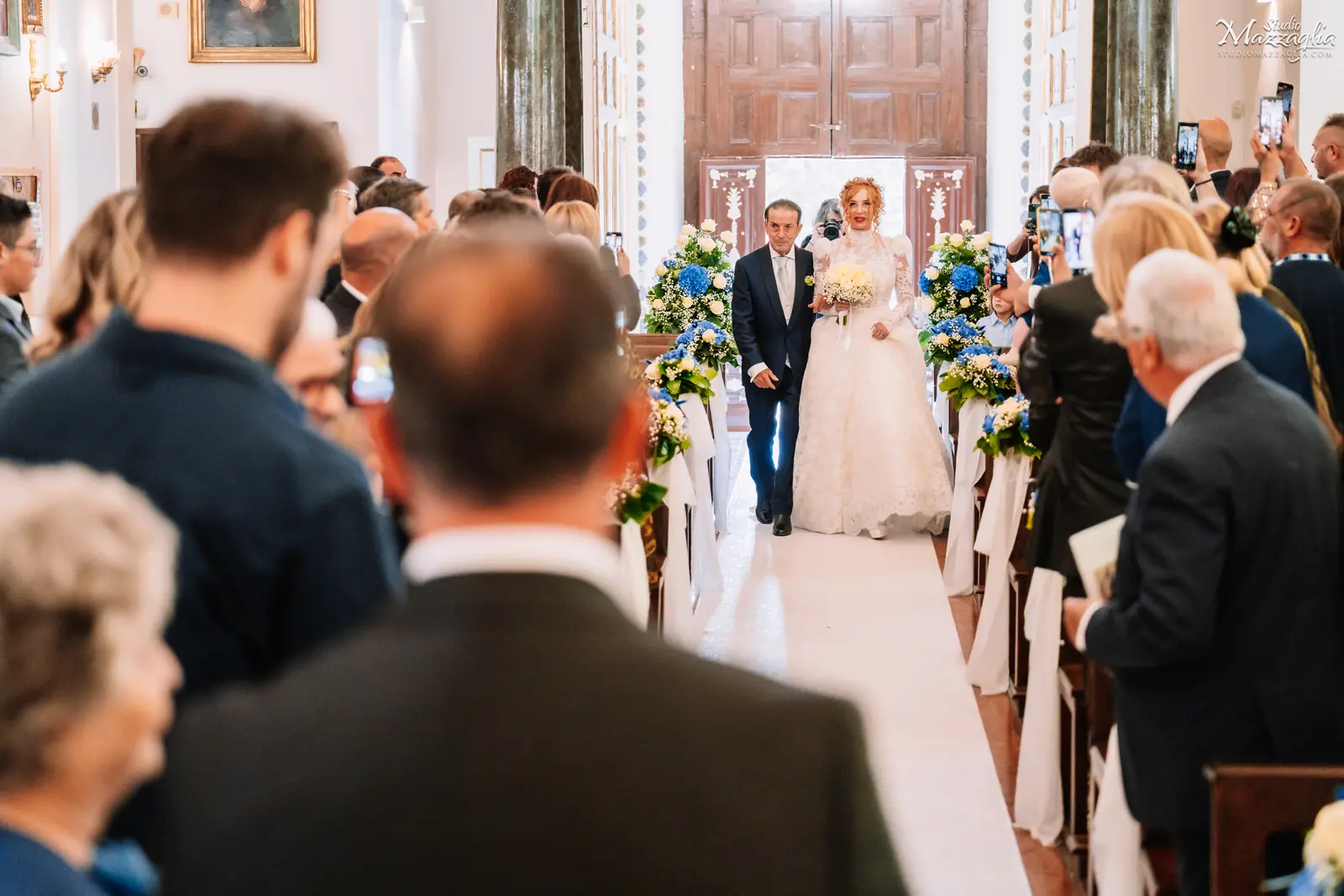Sposa percorre la navata