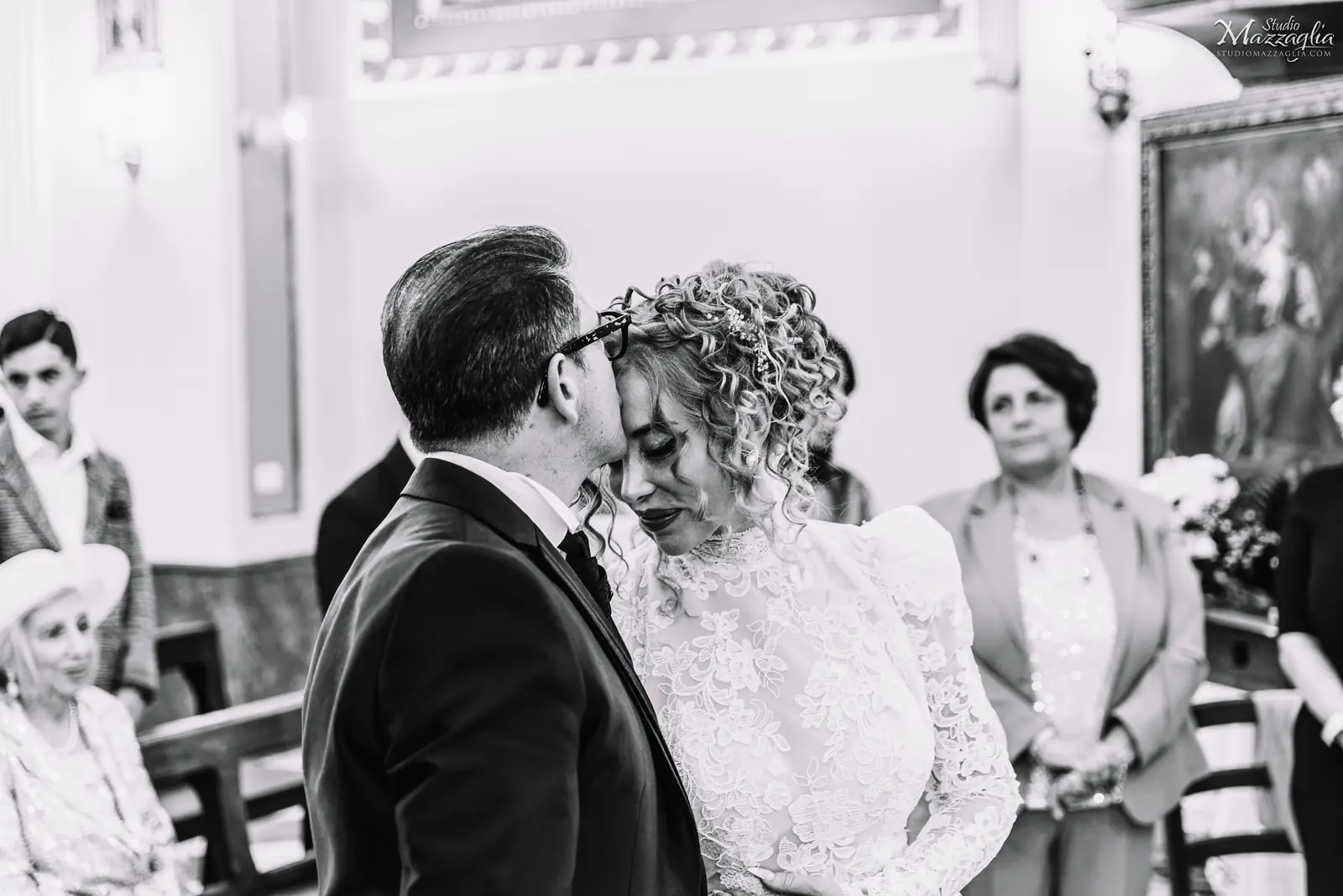 Sposo bacia la sposa