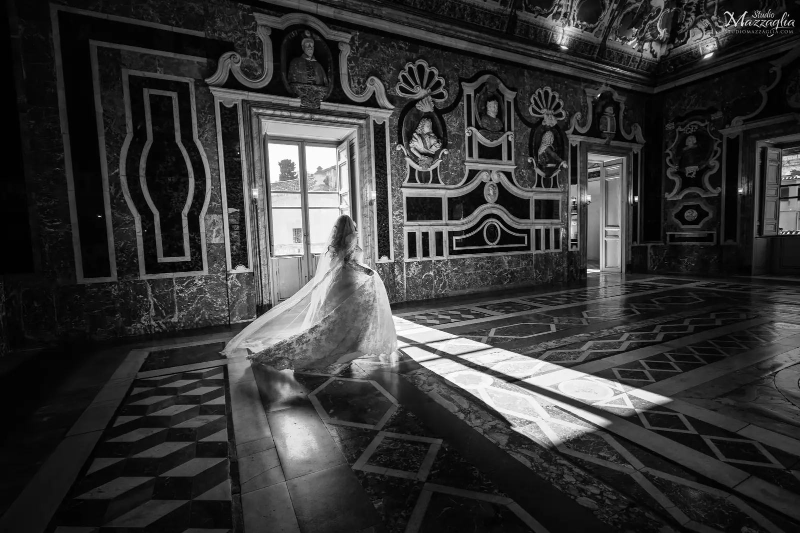 Sposa in sale affrescate