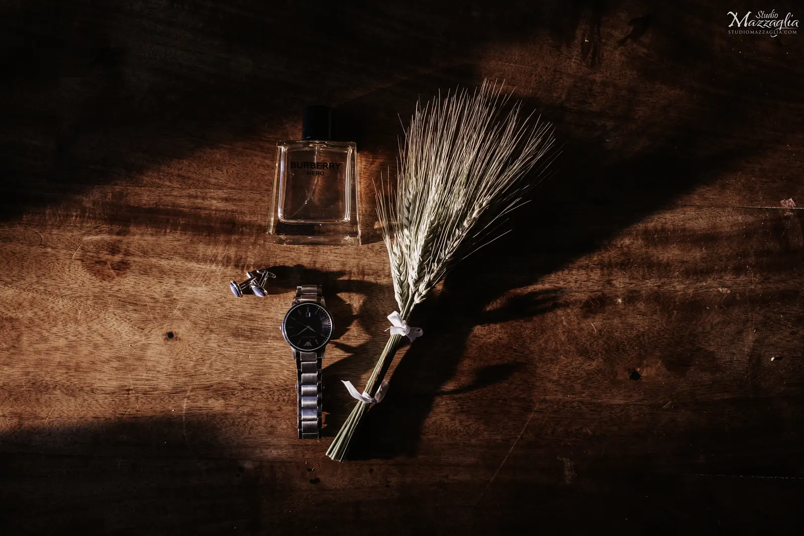 Dettagli dello sposo Dettagli dello sposo con profumo, orologio e gemelli fotografati durante i preparativi del matrimonio in Sicilia