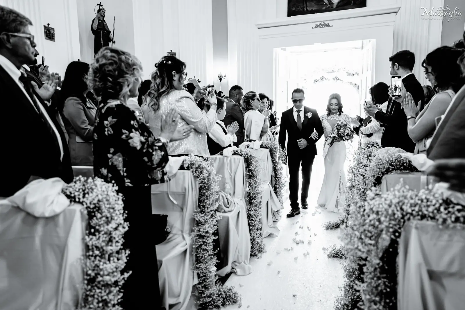 L'emozione dell'ingresso Emozionante ingresso della sposa in chiesa braccio a braccio con il padre.