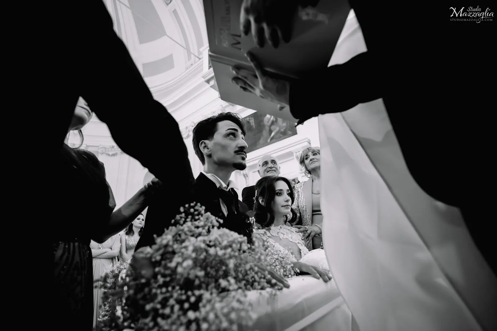 Prospettive della cerimonia Ripresa dal basso in bianco e nero durante la cerimonia religiosa.