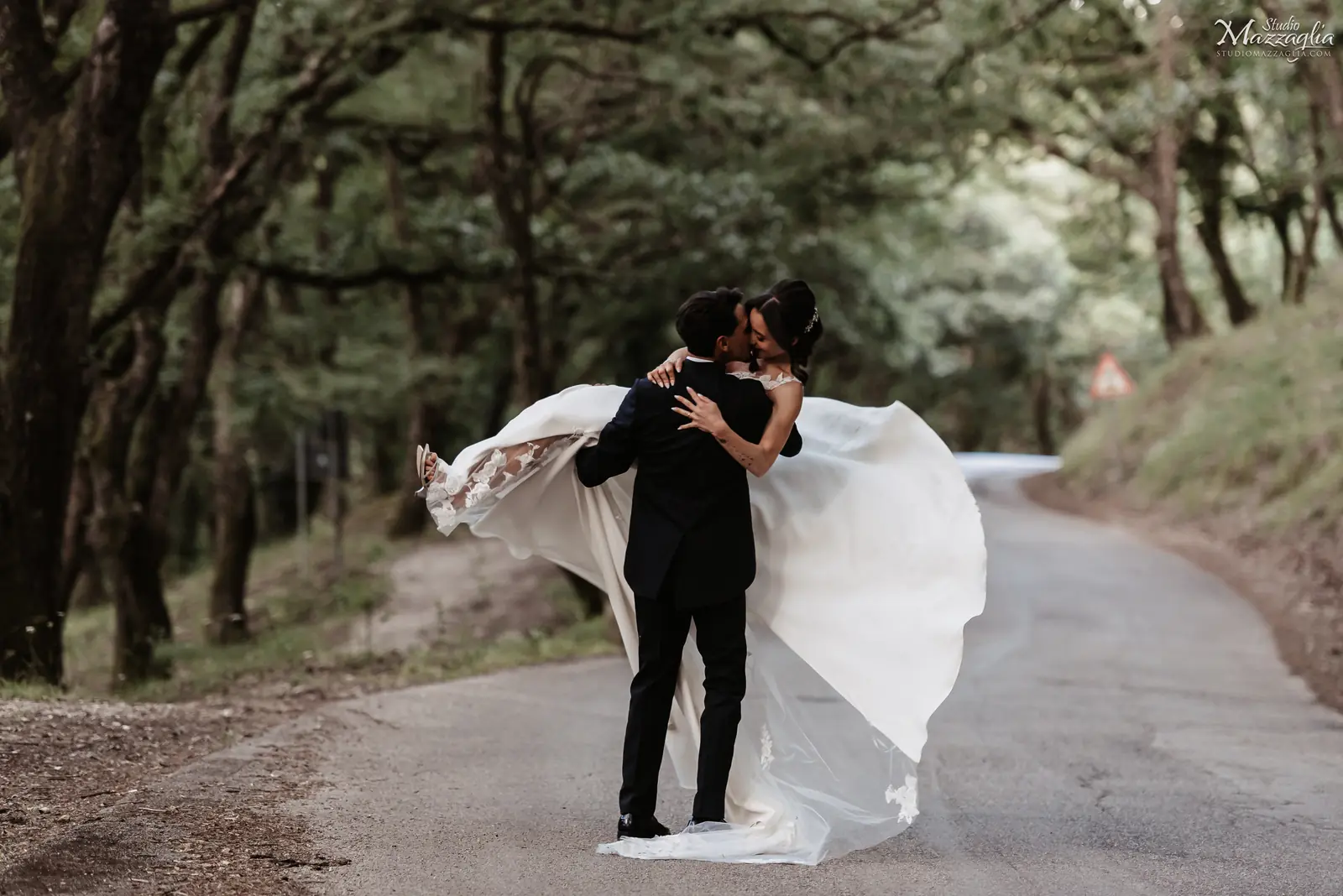 Abbraccio e romanticismo Momento romantico nel bosco di Godrano: lo sposo solleva con trasporto la sposa tra le braccia.