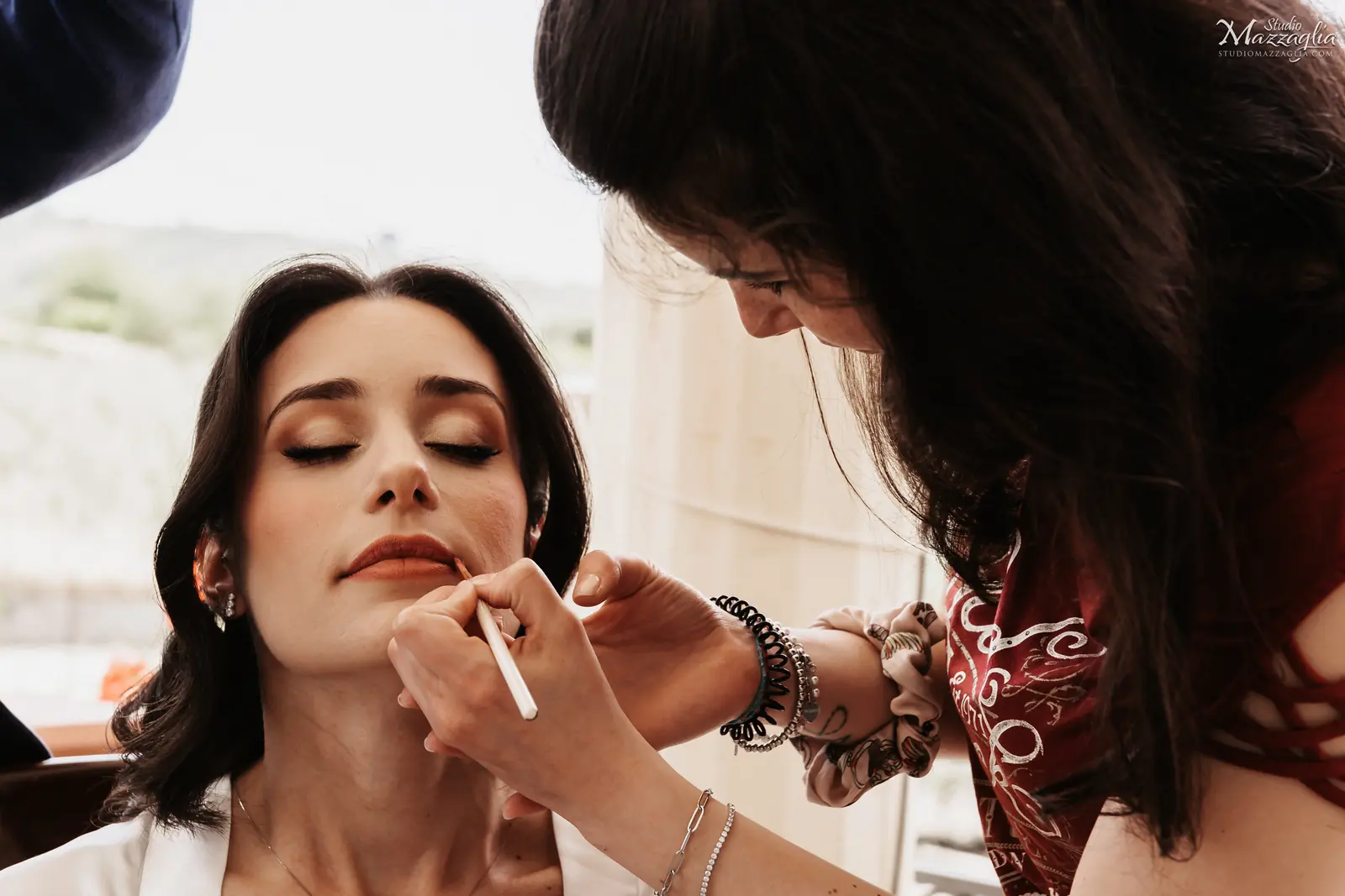 Preparativi della sposa Trucco della sposa durante i preparativi del matrimonio fotografati da Studio Mazzaglia in Sicilia