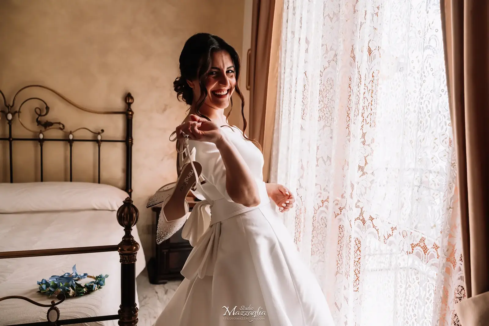 Ritratto della sposa Luisa alla finestra con velo