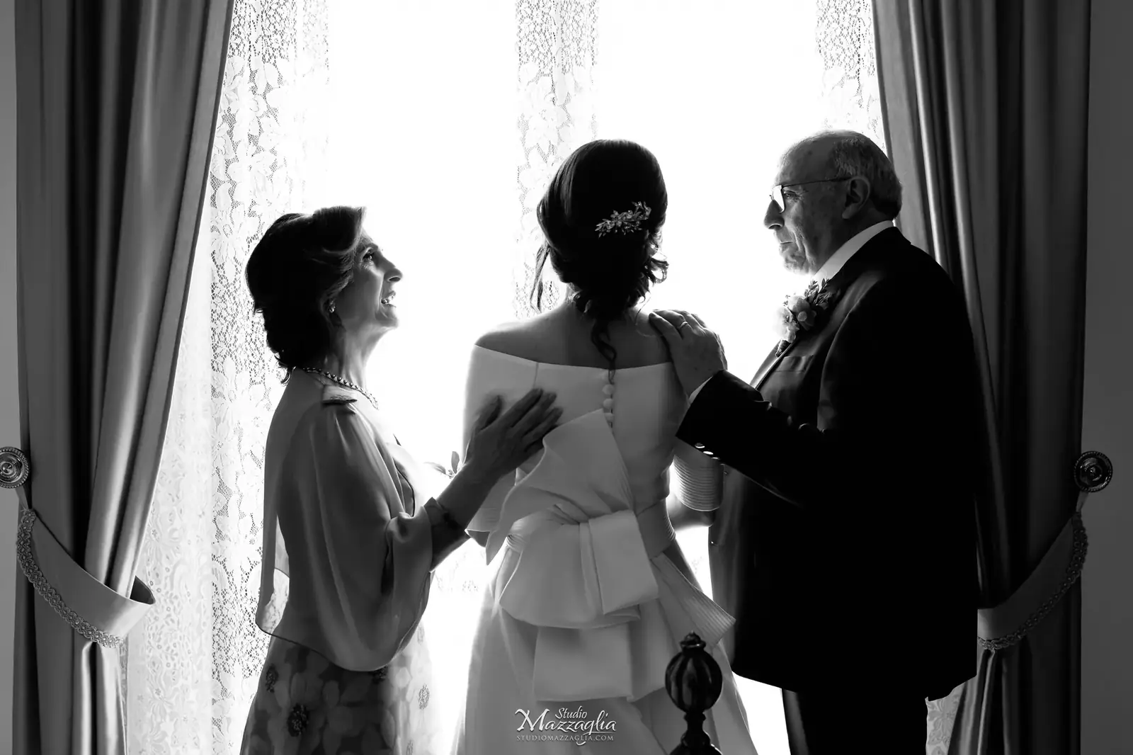 Sposa Luisa abbraccia commossa il padre in bianco e nero