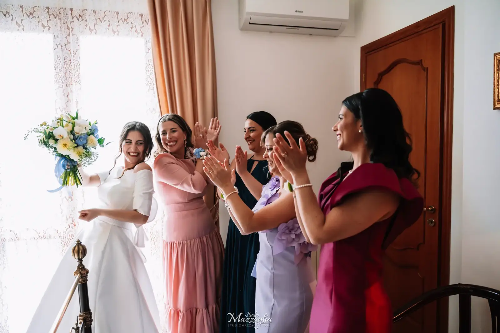 Sposa Luisa brinda insieme alle damigelle d'onore