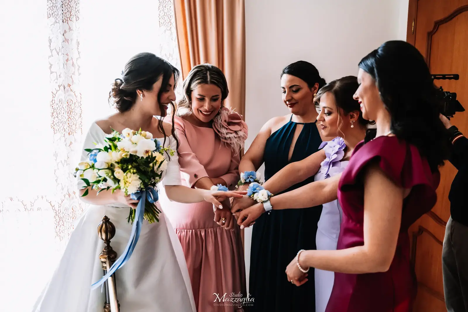 Damigelle sistemano i braccialetti floreali azzurri