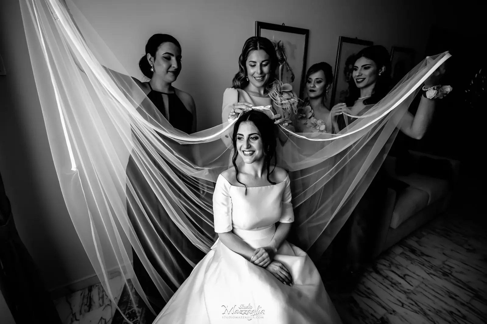 Damigelle aprono il lungo velo della sposa Luisa