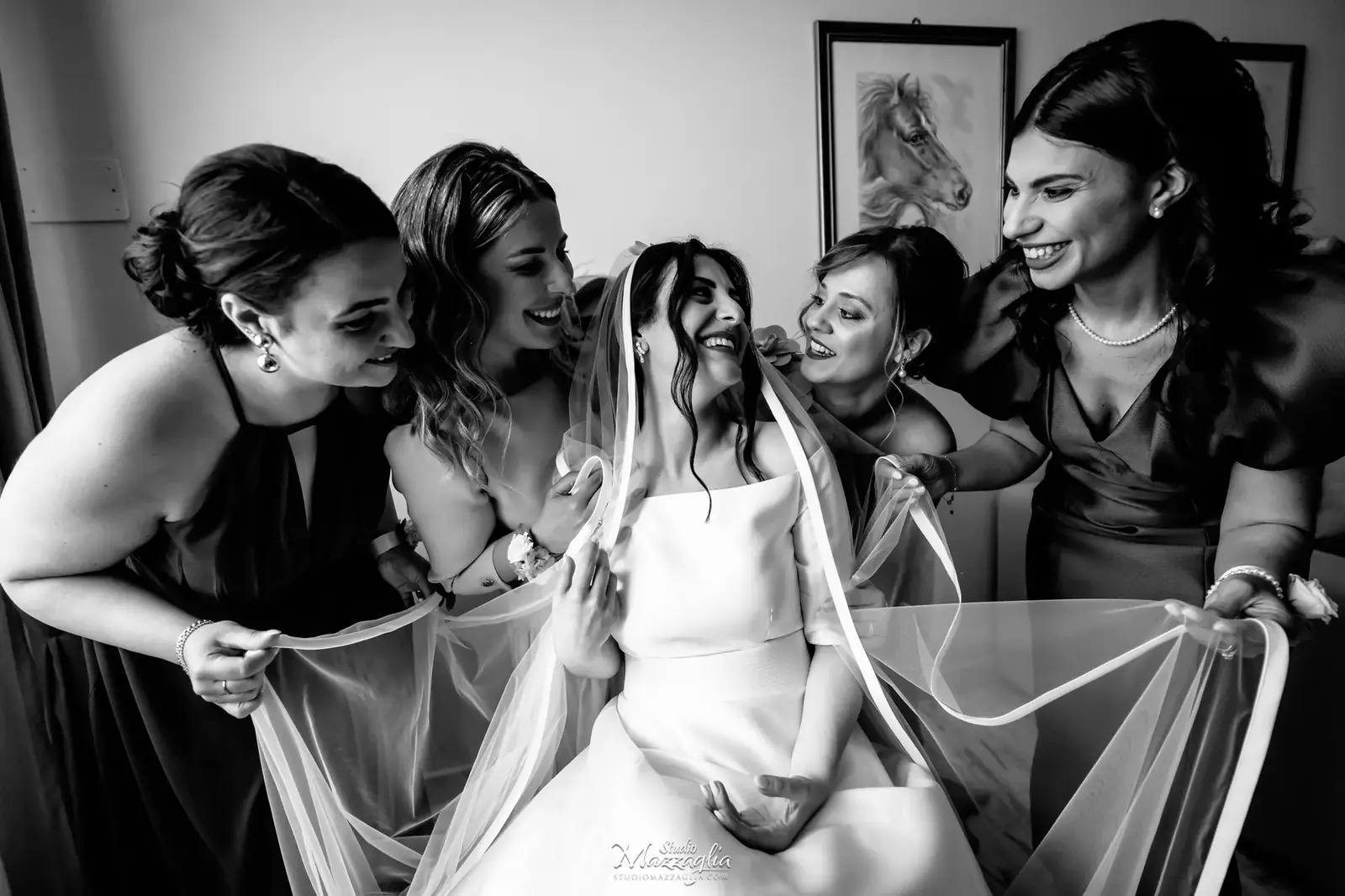 Foto di gruppo gioiosa con sposa e damigelle