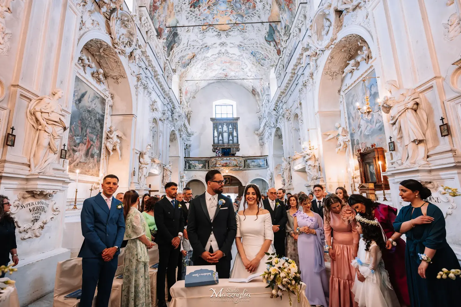 Interno della chiesa con gli sposi Luisa e Salvatore all'altare
