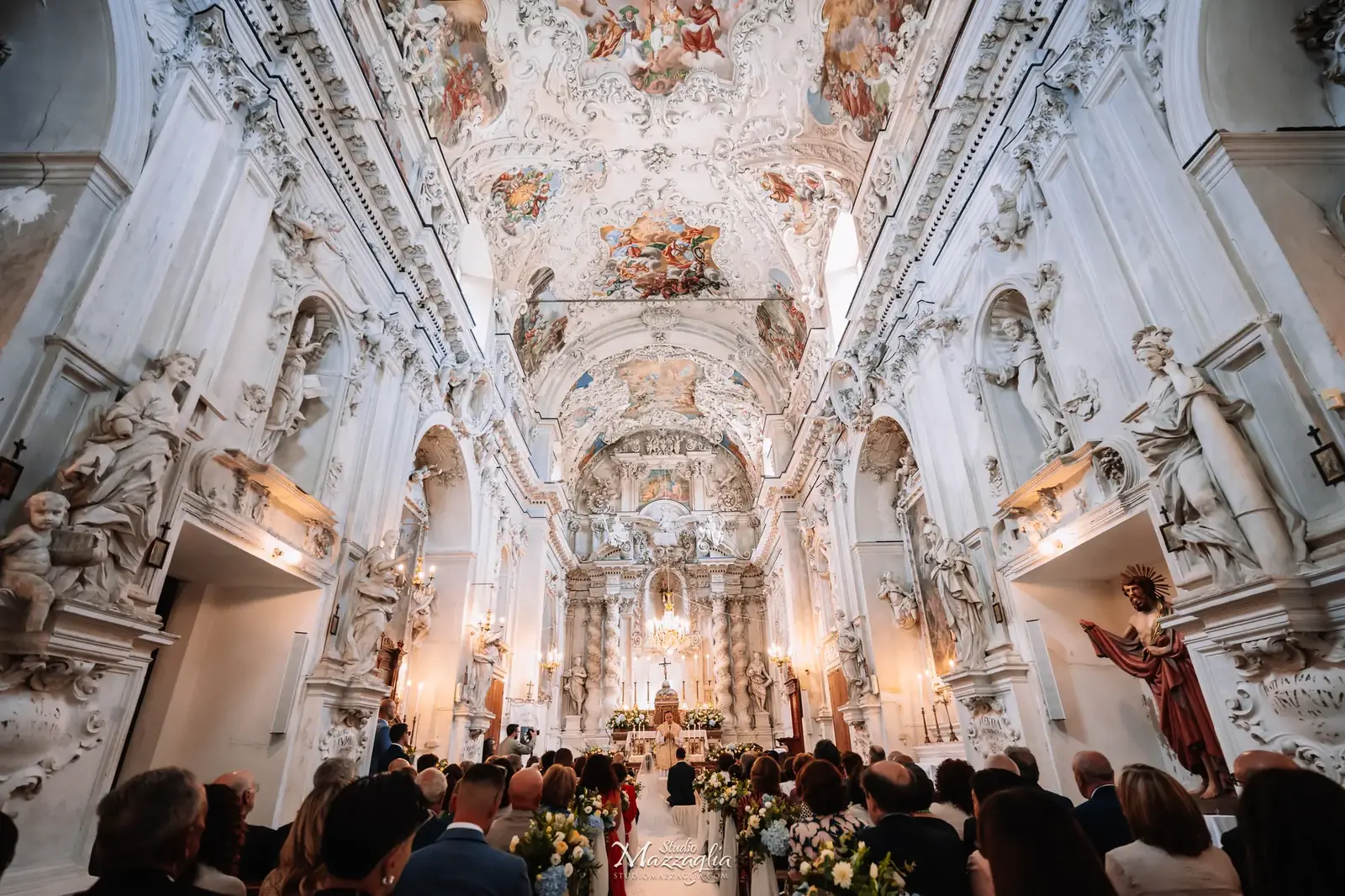 Inquadratura grandangolare dei soffitti affrescati della chiesa