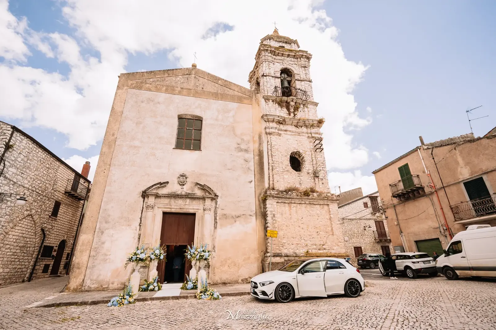 Facciata della Chiesa di San Sebastiano con auto d'epoca bianca