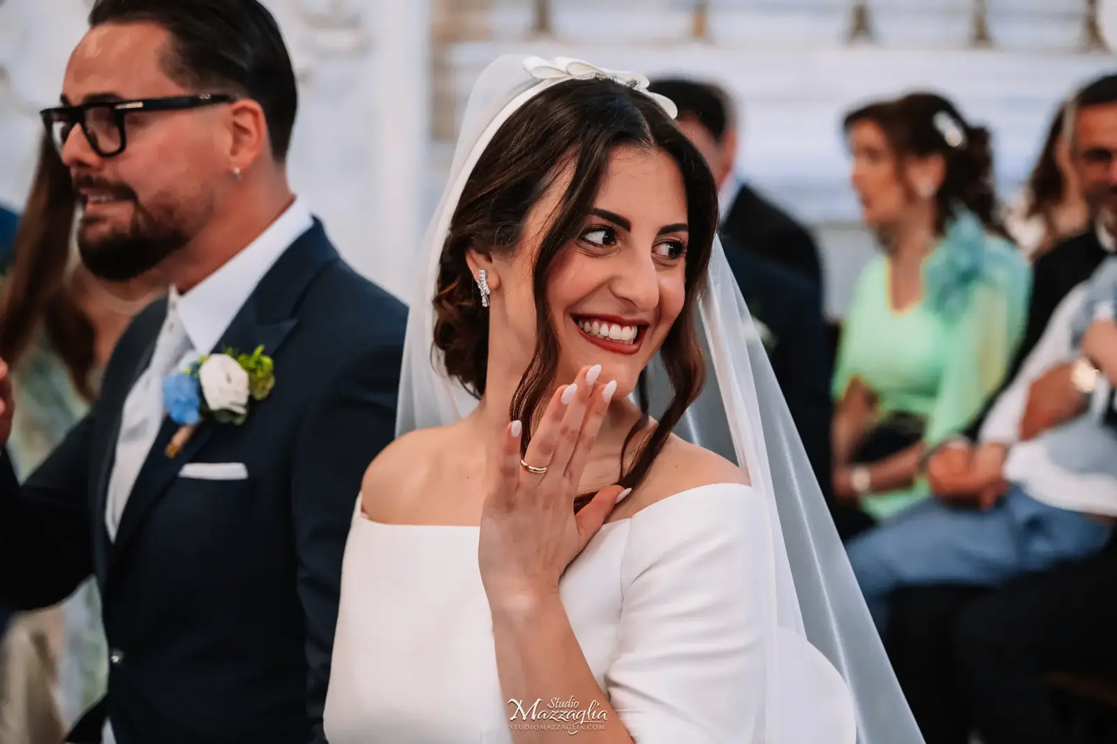 Sposa Luisa emozionata e sorridente durante la messa