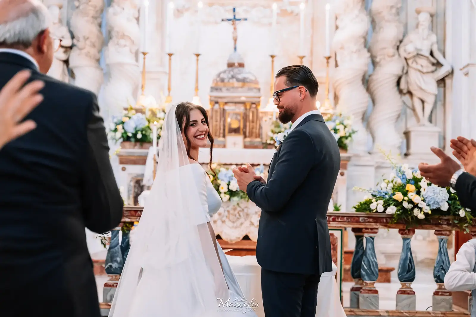 Sposi si guardano intensamente durante le promesse nuziali