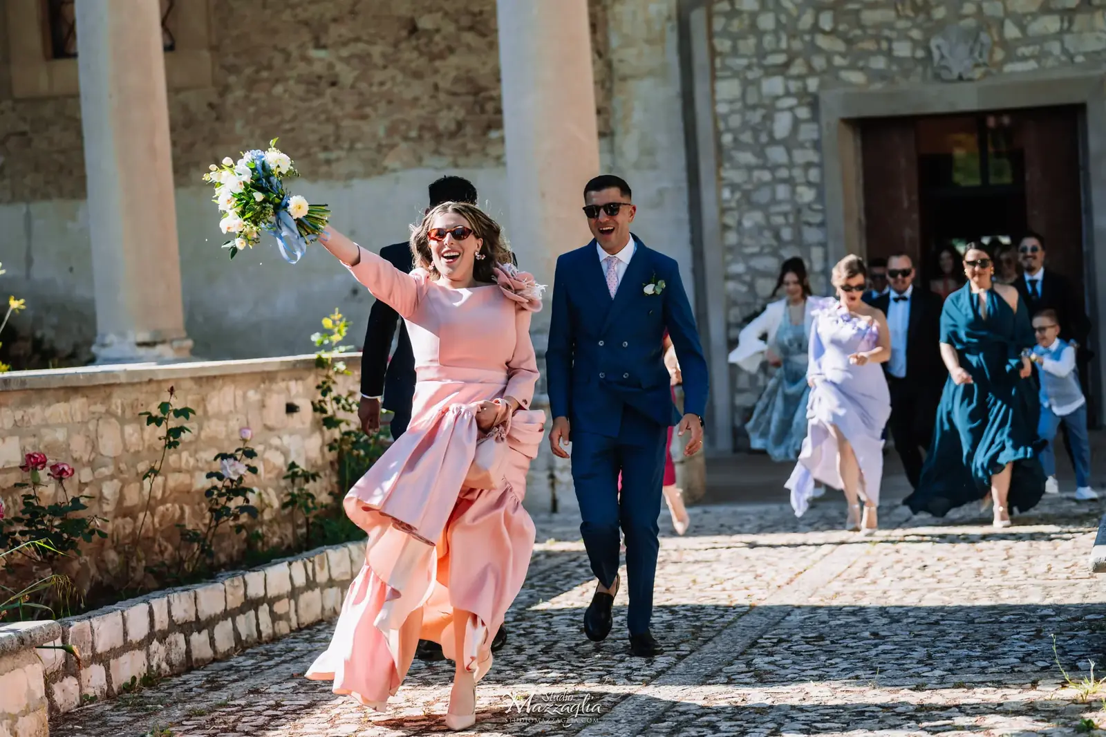 Sposa lancia un bacio circondata da damigelle e testimoni