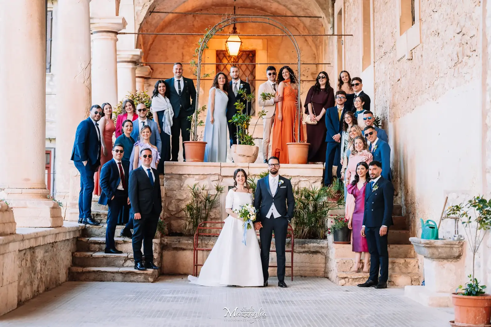 Foto di gruppo con tutti gli amici e testimoni sulla scalinata