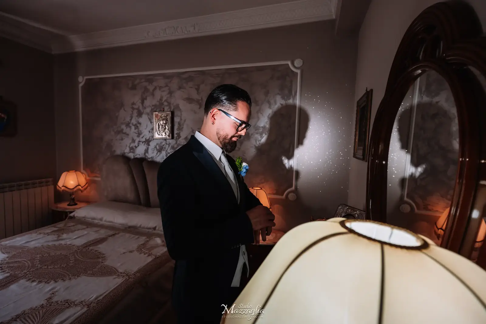 Sposo che si guarda allo specchio della camera da letto