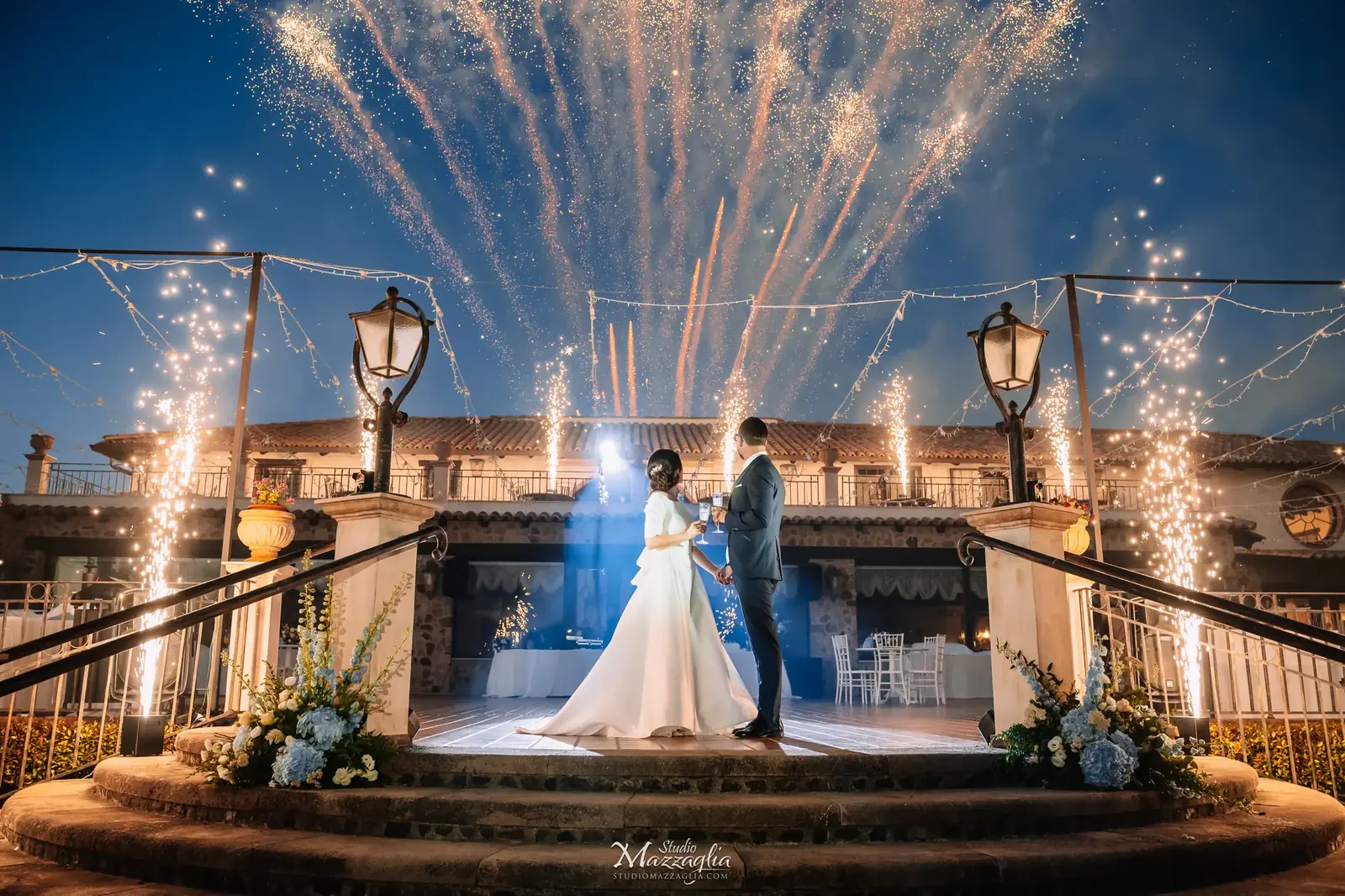 Spettacolo di fontane luminose e sposi sul ponte