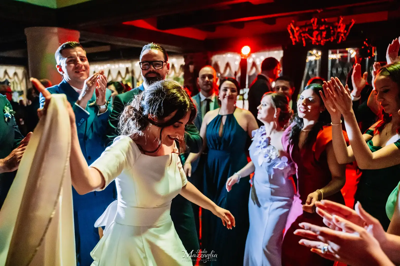 Sposa canta e si diverte scatenata con le damigelle