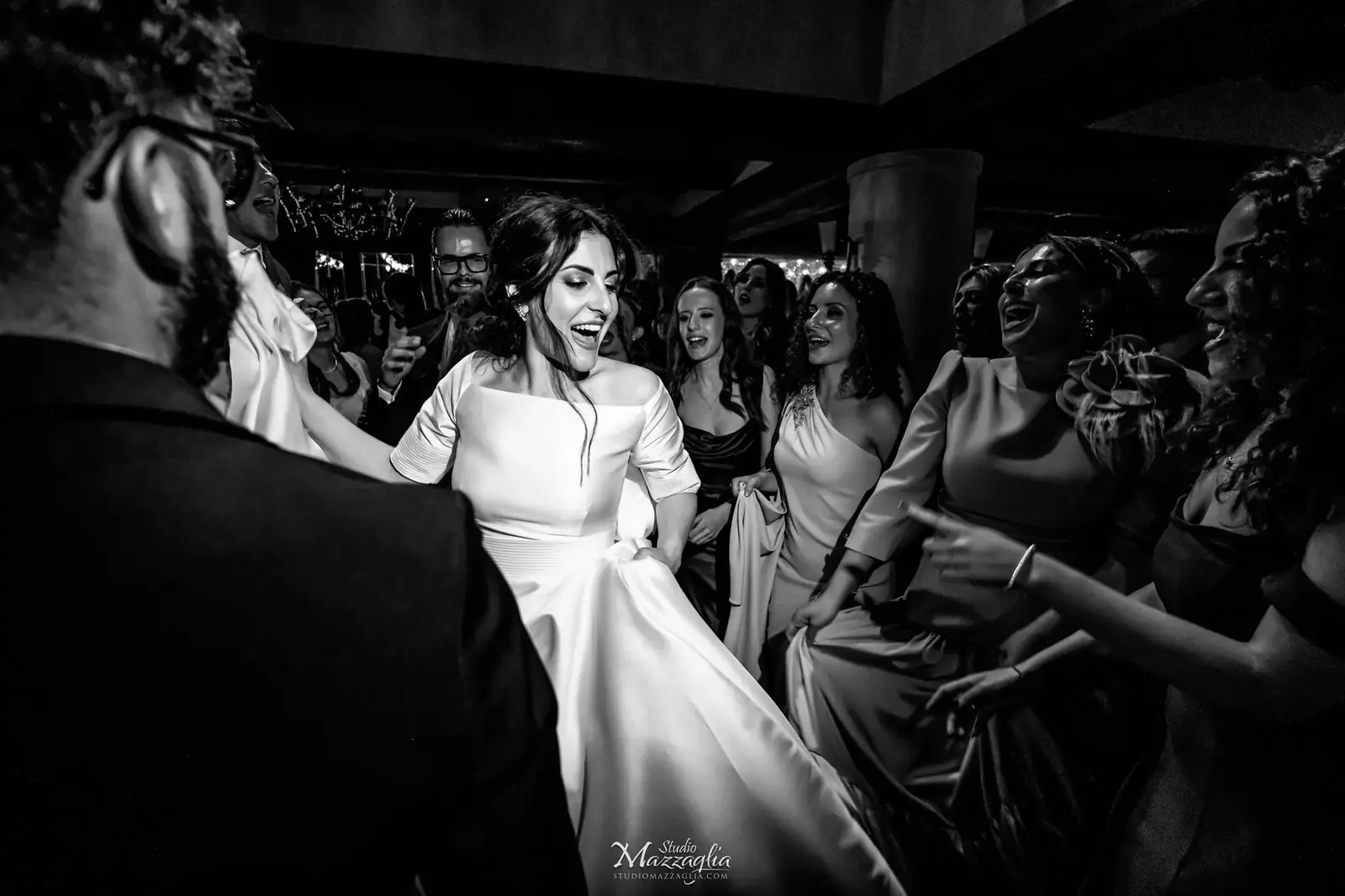 Sposa Luisa felice al centro del cerchio delle amiche in pista