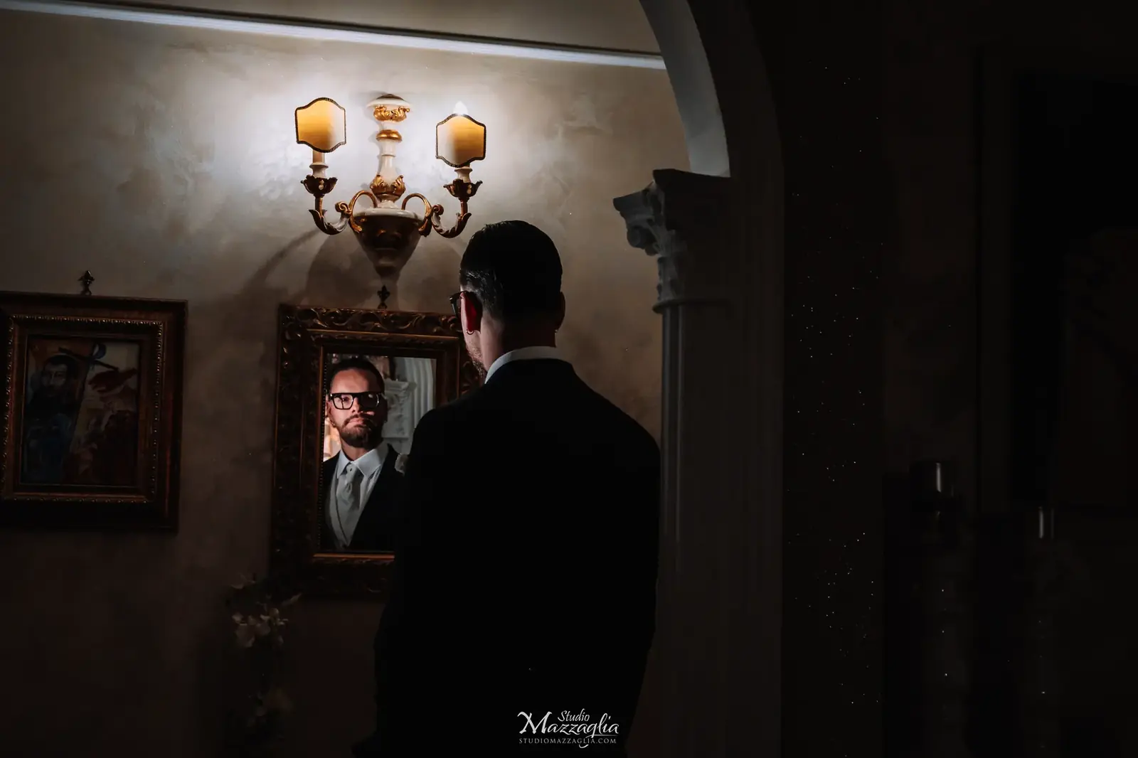 Riflesso dello sposo nell'armadio antico a Corleone