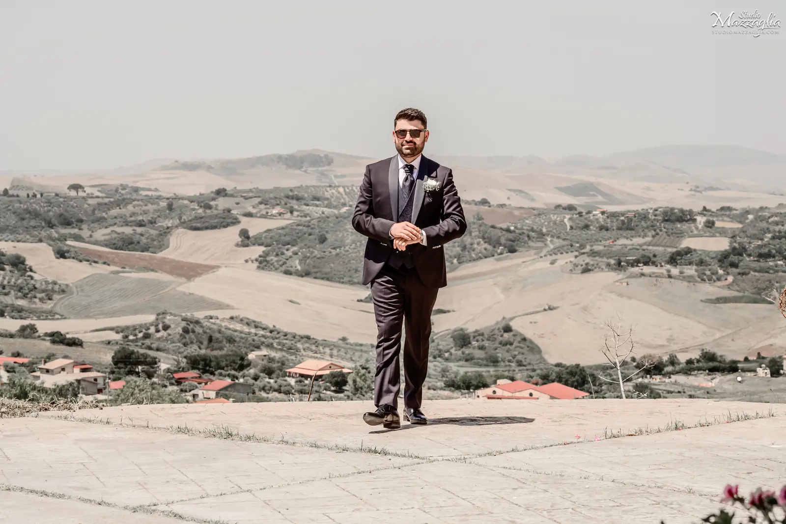 Sposo Mario in posa con il panorama delle colline di Corleone Sposo Mario in posa con il panorama delle colline di Corleone